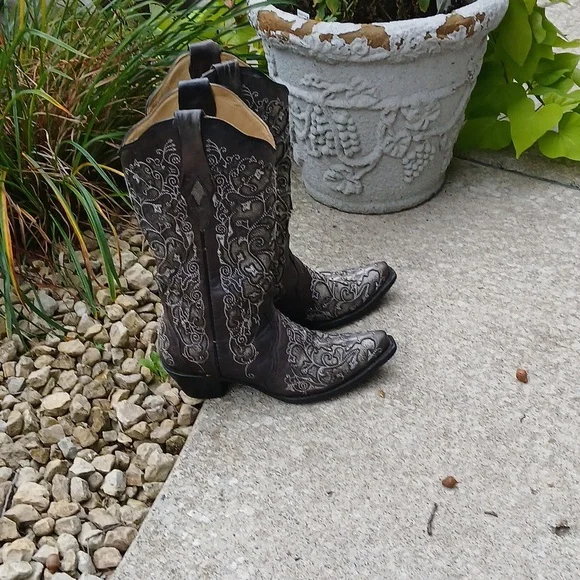 Corral Studded Leather Western Boot Sz 9.5 GUC